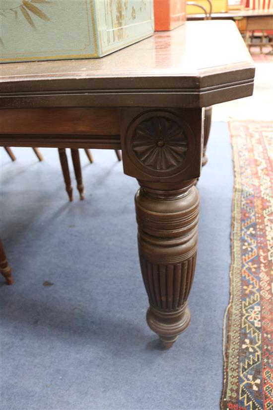 An Edwardian mahogany extending dining table W.190cm